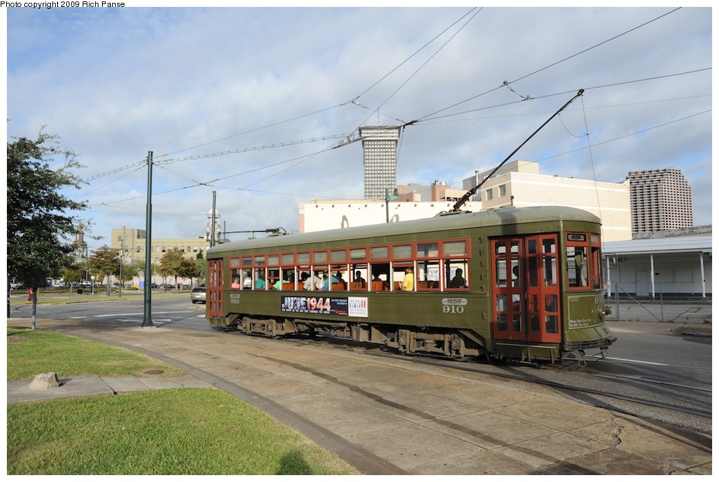 (187k, 1044x701)<br><b>Country:</b> United States<br><b>City:</b> New Orleans, LA<br><b>System:</b> New Orleans RTA<br><b>Line:</b> St. Charles<br><b>Location:</b> Lee Circle<br><b>Car:</b> New Orleans Public Service (Perley A. Thomas Car Works, 1924) 910 <br><b>Photo by:</b> Richard Panse<br><b>Date:</b> 10/22/2009<br><b>Viewed (this week/total):</b> 0 / 607