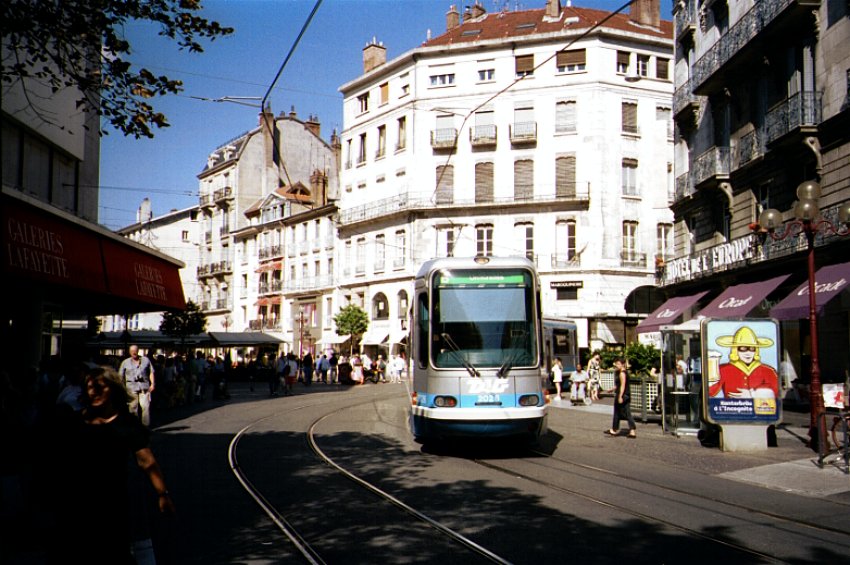 (122k, 850x565)<br><b>Country:</b> France<br><b>City:</b> Grenoble<br><b>System:</b> Transports de l'agglomération grenobloise<br><b>Location:</b> Hubert Dubedout/Maison du Tourisme (A/B)<br><b>Car:</b> Alstom TFS (Tramway Français Standard) 2026 <br><b>Photo by:</b> Bernard Chatreau<br><b>Date:</b> 7/5/2000<br><b>Viewed (this week/total):</b> 4 / 426